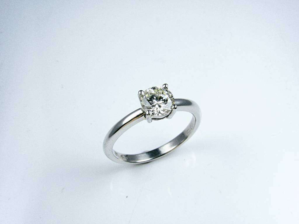 Diamond solitaire ring in Platinum