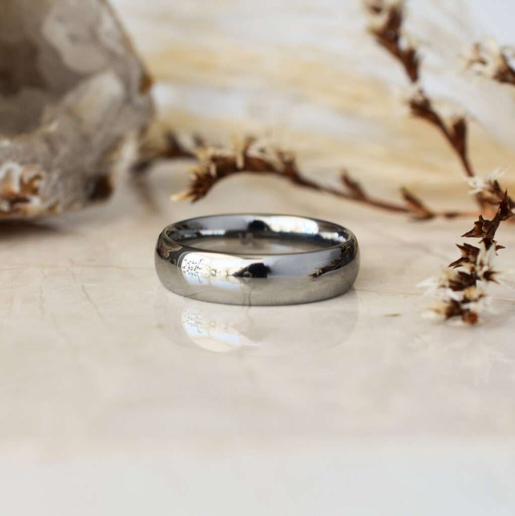 D-shape Polished finish original. Tungsten ring