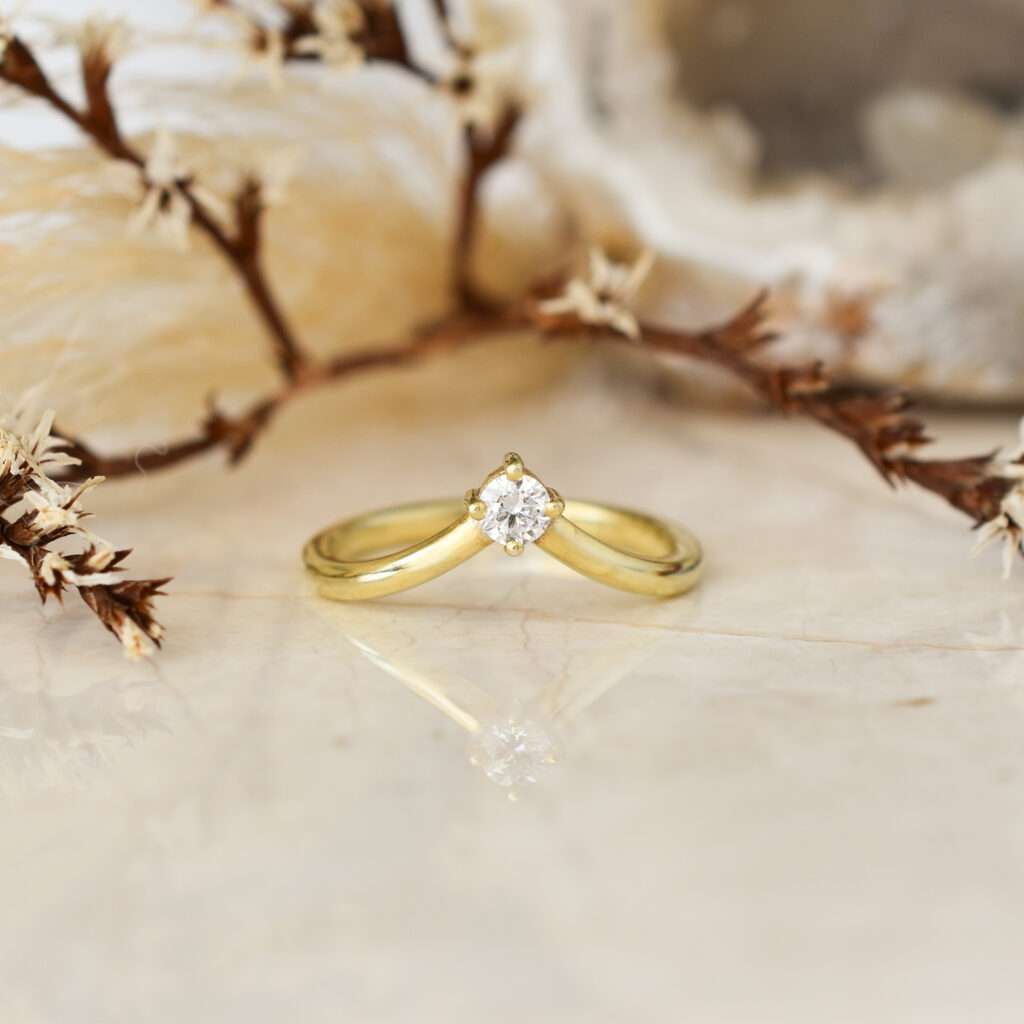 Center star. 9ct Yellow gold wishbone wedding ring